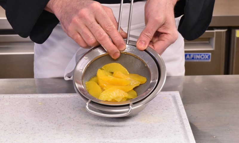 Quartiers d'orange pelés à vif